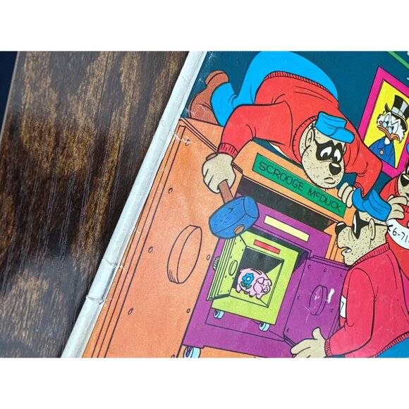 Gold Key Walt Disney The Beagle Boys Comic #22 October 1974 Scrooge McDuck - Picture 4 of 4